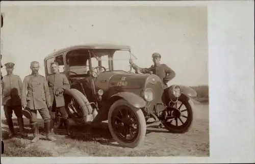Foto Ak Deutsche Soldaten in Uniformen mit Automobil, IX 1240, I WK
