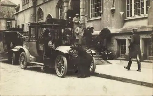 Foto Ak Automobil vor einem Gebäude