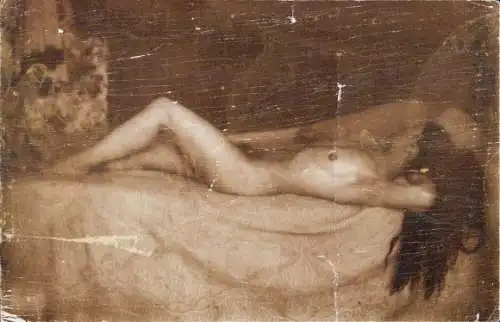 Foto Frauenakt, nackte Frau auf einem Bett liegend, Busen