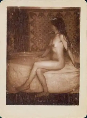 Foto Frauenakt, nackte Frau auf einem Bett, Busen
