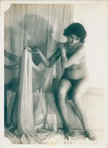 Foto Frauenakt, nackte Frau auf dem Rand einer Badewanne