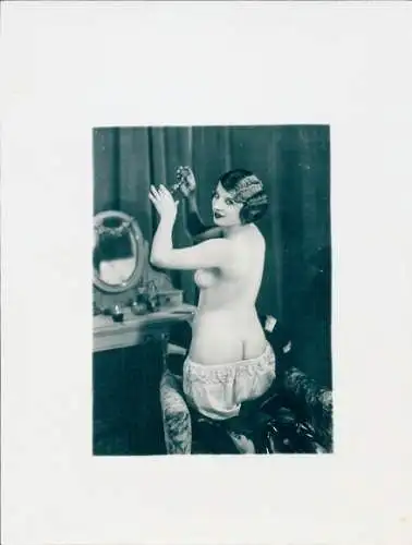 Foto Frauenakt, Frau in Unterhose am Schminktisch, Po, Busen