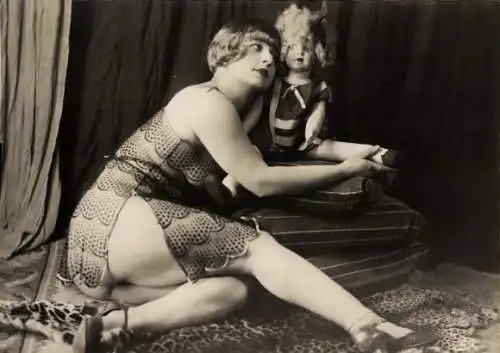 Foto Erotik, Frau im Unterkleid mit einer Puppe, Po
