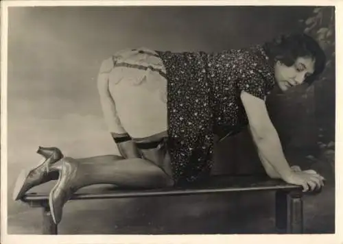 Foto Erotik, Frau in Unterwäsche kniet auf allen Vieren auf einem Tisch, Po