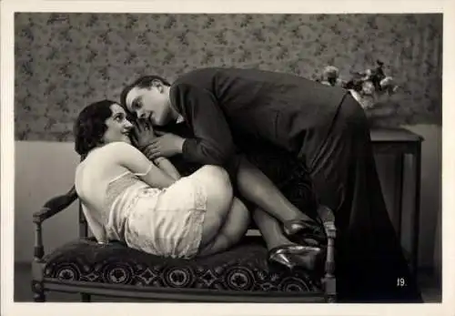 Foto Erotik, Liebespaar, Frau in Unterwäsche, Po