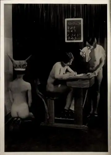 Foto Erotik, nackte Frauen als Schülerinnen in der Schule, Eselshut