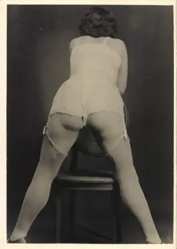 Foto Erotik, Frau in Unterwäsche auf einen Stuhl gestützt, Po, Strümpfe