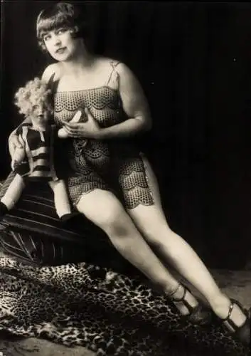 Foto Erotik, Frau im Unterkleid mit einer Puppe