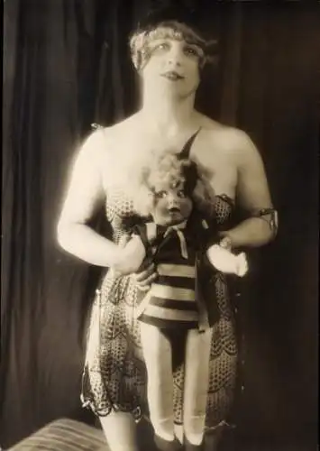 Foto Erotik, Frau im Unterkleid mit einer Puppe
