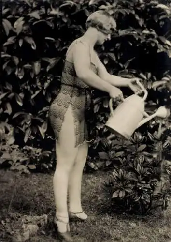 Foto Erotik, Frau im Unterkleid mit Gießkanne