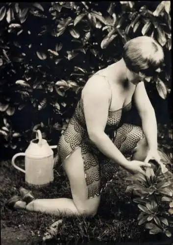 Foto Erotik, Frau im Unterkleid beim Gärtnern