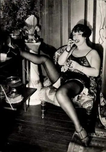 Foto Erotik, Frau in Unterwäsche und Strümpfen, Busen, Weintrauben essend