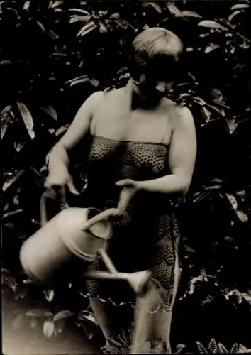 Foto Erotik, Frau in durchsichtigem Unterkleid mit Gießkanne, Busen