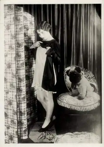 Foto Erotik, Frau probiert ein Unterhemd an, Stoffhund