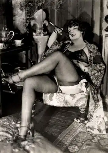 Foto Erotik, Frau in Unterwäsche mit Strümpfen und Zigarette