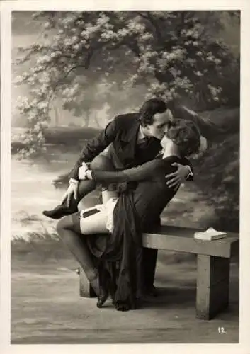 Foto Erotik, küssendes Liebespaar, Strümpfe