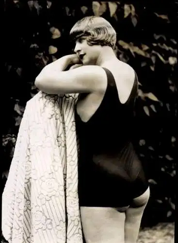 Foto Erotik, Frau in einem durchsichtigen Badeanzug, Po, Rücken