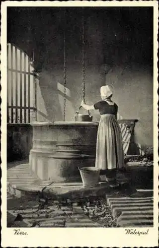 Ak Veere Zeeland, Waterput, Frau in Tracht