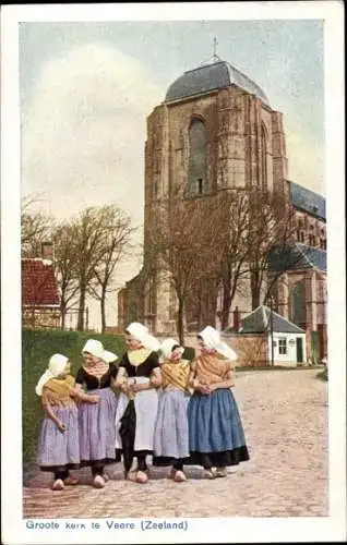 Ak Veere Zeeland, Groote kerk, Mädchen in Trachten, Kirche