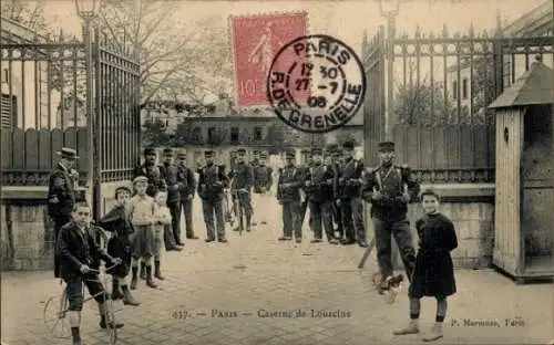 Ak Paris VIIe, Kaserne, Kinder und Soldaten am Eingangstor