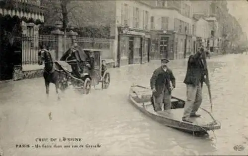 Ak Paris VIIe, Überschwemmung der Seine, ein Taxi in einer Straße in Grenelle