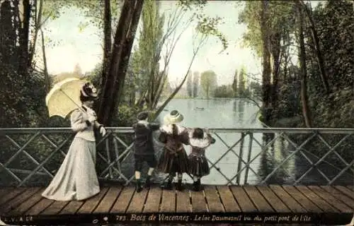 Ak Paris XII Bois de Vincennes, Lac Daumesnil, petit pont de l'Ile, Frau mit Sonnenschirm, Kinder