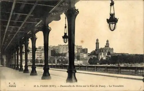 Ak Paris XVI., Metro-Fußgängerbrücke auf der Pont de Passy, Le Trocadéro