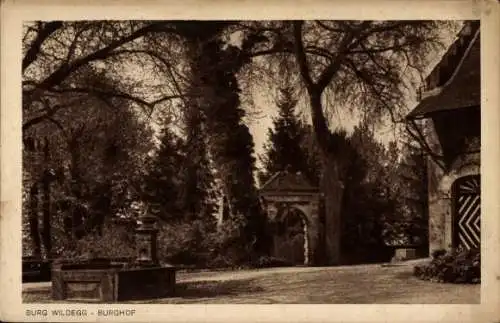 Ak Sittendorf im Wienerwald Niederösterreich, Burg Wildegg, Burghof