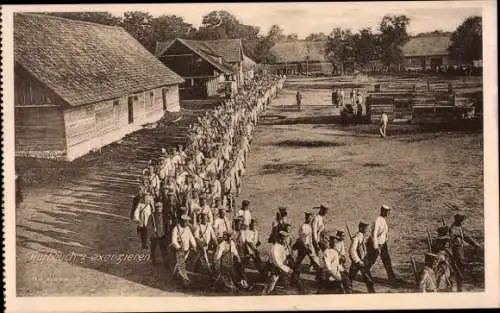 Ak Aufbruch zum Exerzieren, Deutsche Soldaten, Soldatenleben