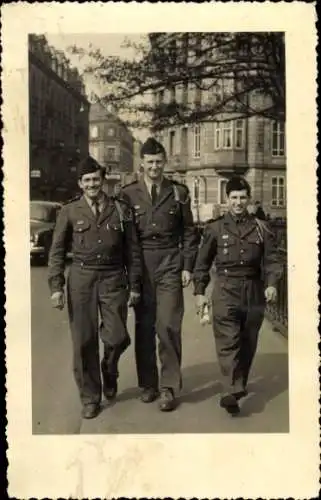 Foto Britische Soldaten in Uniformen