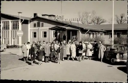 Foto Ak Hamburg, Hotel, Ausflugsgesellschaft Gruppenbild, Auto