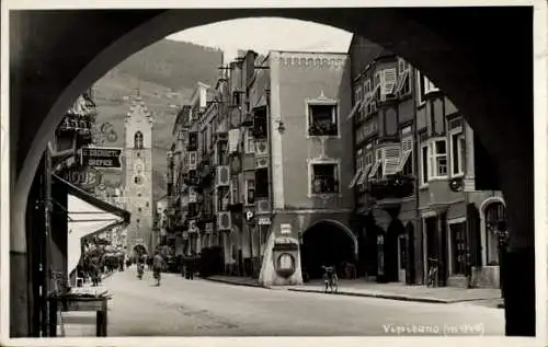 Ak Sterzing Vipiteno Südtirol, Blick durch das Tor in die Straße