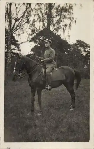 Foto Ak Deutscher Soldat in Uniform auf einem Pferd