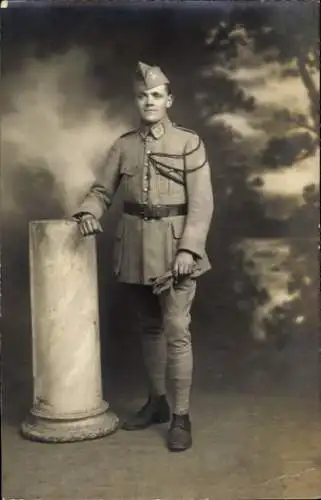 Foto Ak Französischer Soldat in Uniform, Standportrait