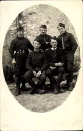Foto Ak Französische Soldaten vor einem Gebäude