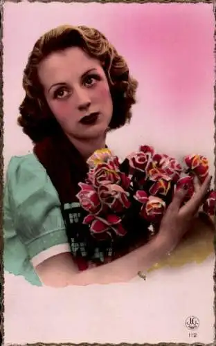 Ak Portrait einer jungen Frau, Blumenstrauß, Rosen