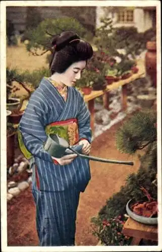 Ak Japan, Mädchen in japanischer Tracht gießt einen Bonsai-Baum, Gießkanne