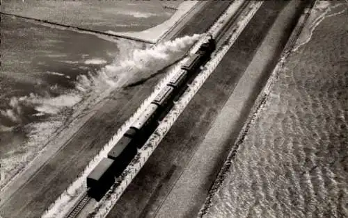 Ak Insel Sylt in Nordfriesland, D-Zug auf dem Hindenburgdamm, Eisenbahn, Fliegeraufnahme