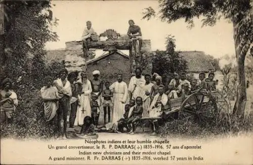 Ak Indien, Missionierte indische Christen vor ihrer Kapelle, Missionar R. P. Darras