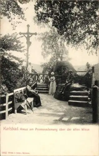 Ak Karlovy Vary Karlsbad Stadt, Kreuz am Promenadenweg über der alten Wiese, Personen