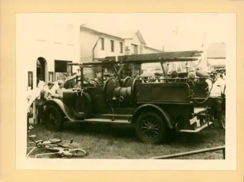 Foto Zwei Automobile, Feuerwehr, Löschfahrzeug