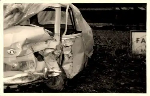 Foto Ak Auto nach einem Verkehrsunfall
