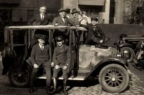 Foto Männer mit einem Automobil