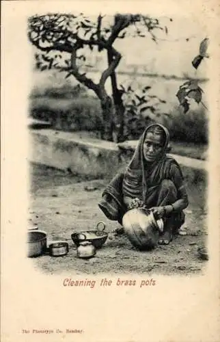 Ak Indien, Frau in Tracht, Reinigung der Töpfe