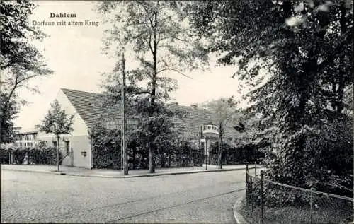 Ak Berlin Zehlendorf Dahlem, Dorfaue mit altem Krug, Straßenpartie