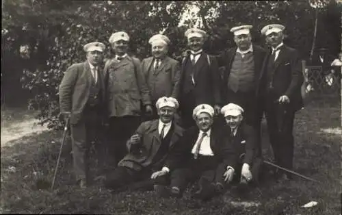 Foto Ak Gruppenbild der Männer, Park, Gehstock, Mütze