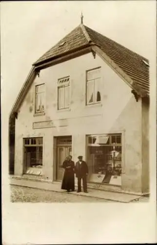 Foto Ak Hamburg, Ehepaar vor einem Haus, Geschäft