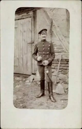 Foto Ak Deutscher Soldat in Uniform, Säbel, Kaiserzeit