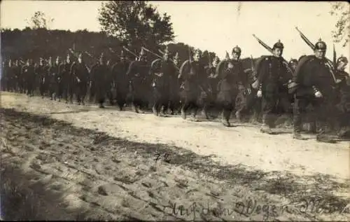 Foto Ak Deutsche Soldaten in Uniformen, Marsch, I. WK