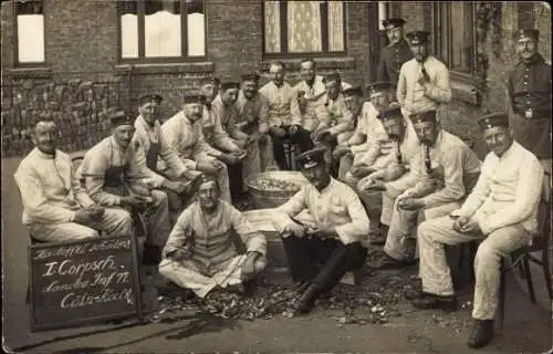 Foto Ak Kalk Köln am Rhein, Deutsche Soldaten beim Kartoffelschälen, I. WK